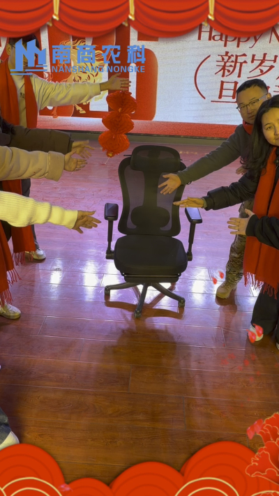 🎇 元旦快乐，温暖相伴 🎇时光匆匆，感恩 2025 年每一份支持与陪伴！从猪场到工厂，南商农科的成长，离不开每一位合作伙伴与家人的信赖！2026 年，我们将继续以贴心服务和硬核设备，陪您一路前行，养殖